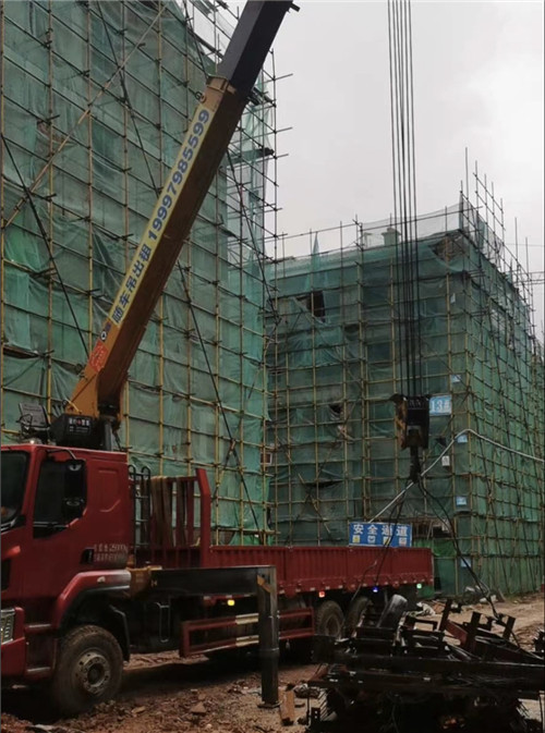 巴州区“慢工细活”—— 吊车的 “微动控制” 技术